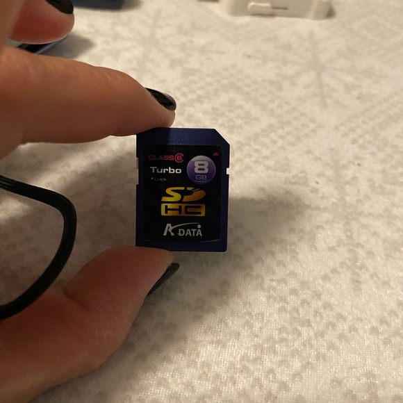 Canon PowerShot SD1100 IS Digital Elph - Blue - Picture 10 of 11